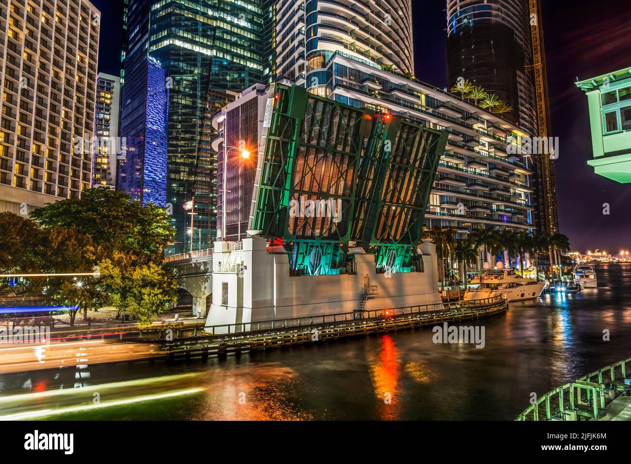 Miami River Water Night Open Brickell Avenue Bridge Gebäude Downtown Wolkenkratzer Riverwalk Miami Florida Stockfoto