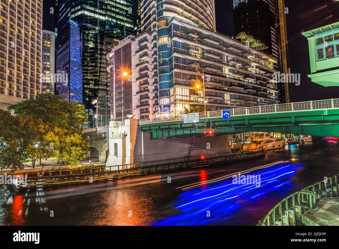 Miami River Water Night Brickell Avenue Bridge Gebäude Downtown Wolkenkratzer Riverwalk Miami Florida Stockfoto