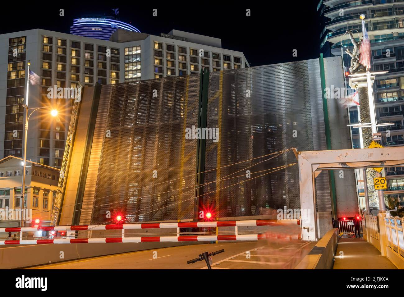 Miami River Water Night Open Brickell Avenue Bridge Gebäude Downtown Wolkenkratzer Riverwalk Miami Florida Stockfoto