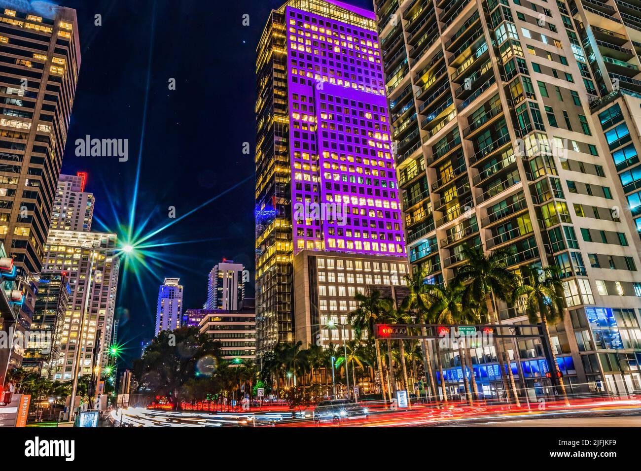 Brickell Avenue Nachtverkehr Hochhaus Wohngebäude Wolkenkratzer Downtown Miami Florida Stockfoto