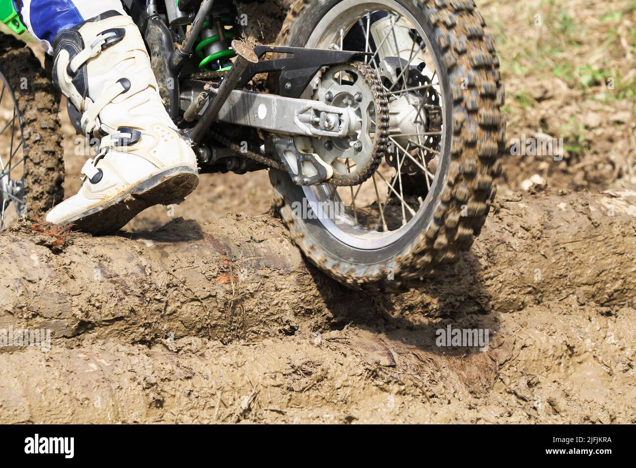 Enduro-Rennfahrer auf der Strecke Stockfoto