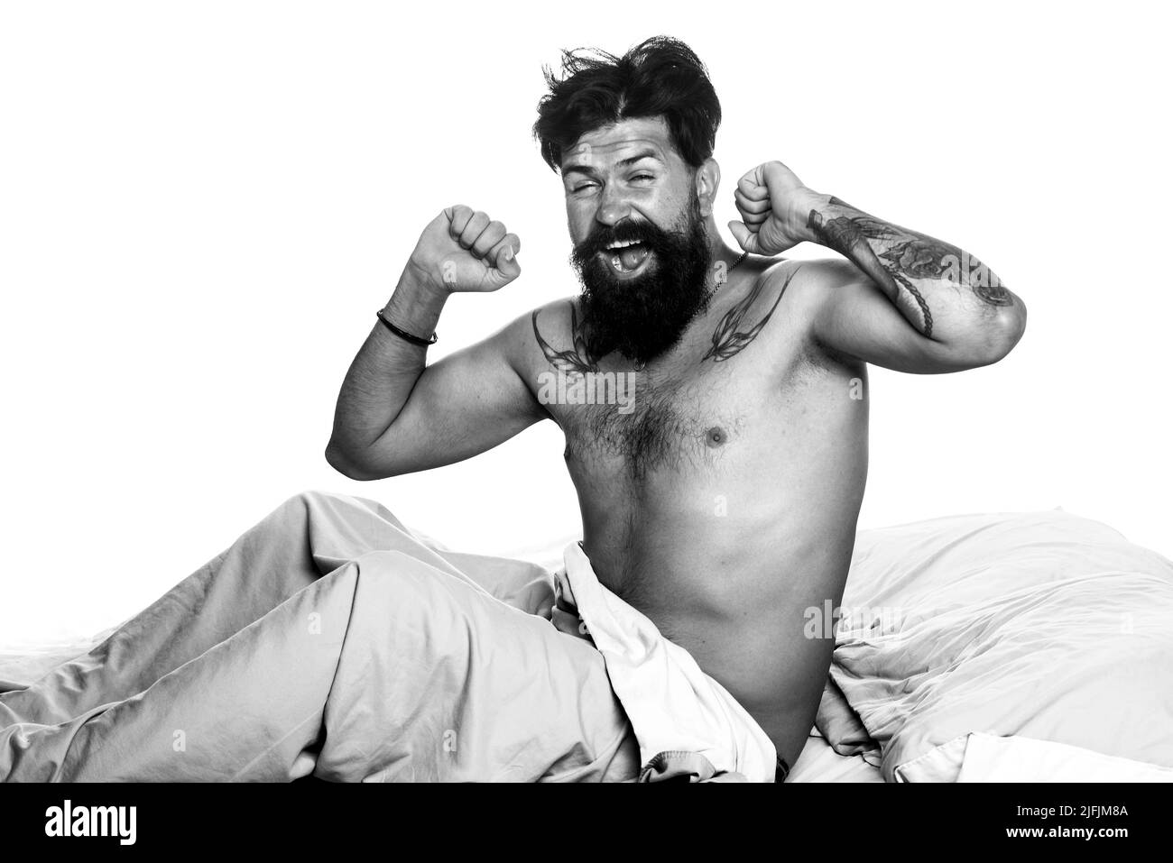 Mann schläft allein im Bett. Konzept für Schlafstörungen. Verletzungen von Schlaf und Wachsamkeit. Bärtiger Mann, der im Schlafzimmer auf dem Bett schlief. Stockfoto