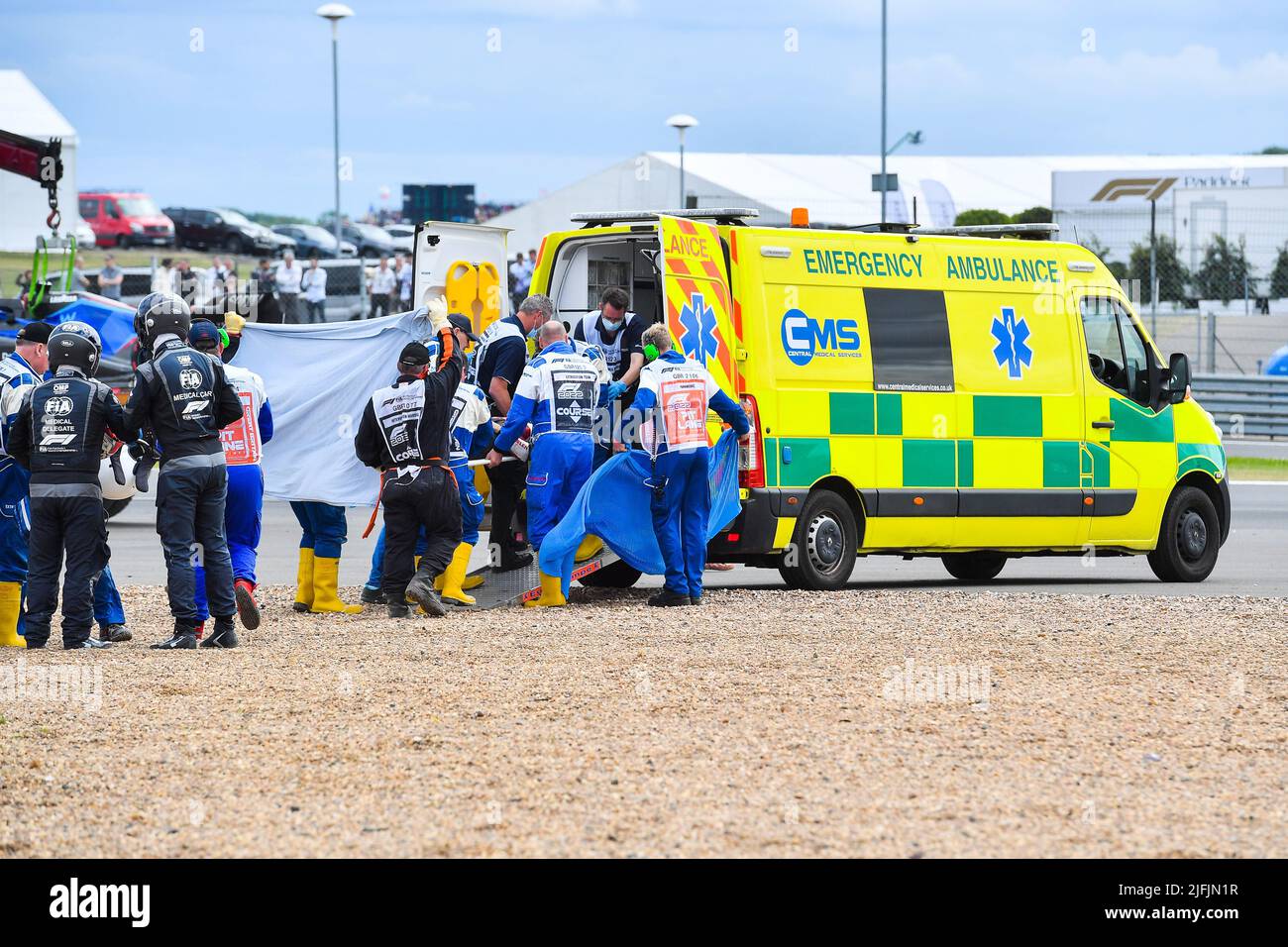 London, Großbritannien. 3.. Juli 2022. Alfa Romeos chinesischer Fahrer Zhou Guanyu wird medizinisch behandelt, da er nach einem Unfall beim Start des britischen Formel-1-Grand-Prix auf der Silverstone-Rennstrecke in Silverstone, Großbritannien, am 3. Juli 2022 auf die Strecke gebracht wird. Quelle: Qian Jun/Xinhua/Alamy Live News Stockfoto
