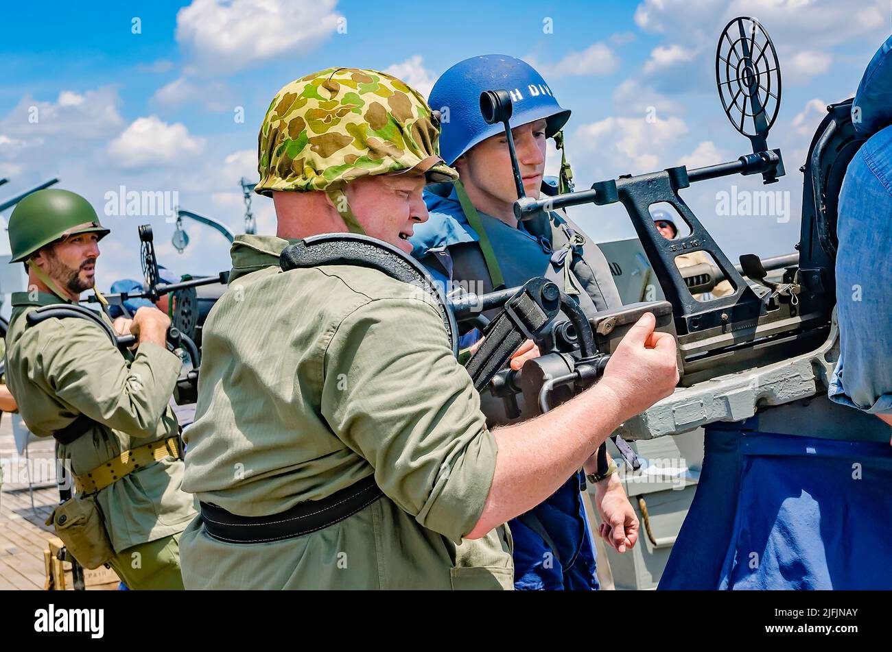 Mitglieder der Living History Crew der USS Alabama führen am 12. August 2017 in Mobile, Alabama, alte Flugzeuge in eine Scheinschlacht des Zweiten Weltkriegs ein. Stockfoto