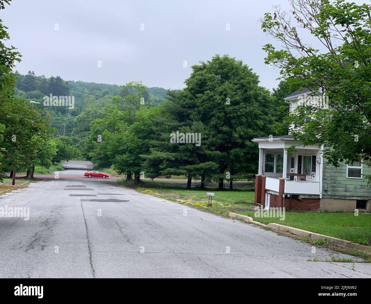 Centralia, USA. 17.. Juni 2022. Das Haus von Harold Mervine liegt an einer Straße in Centralia. Als das tödliche Feuer im Bergbaugebiet Centralia ausbrach, war Harold Mervine noch nicht einmal ein Teenager. Heute lebt er allein in dem Haus, das sein Großvater vor mehr als 100 Jahren gebaut hat. Ein Kohlefeuer hatte die einst blühende Stadt im US-Bundesstaat Pennsylvania in eine Geisterstadt verwandelt. Kredit: Benno Schwinghammer/dpa/Alamy Live Nachrichten Stockfoto