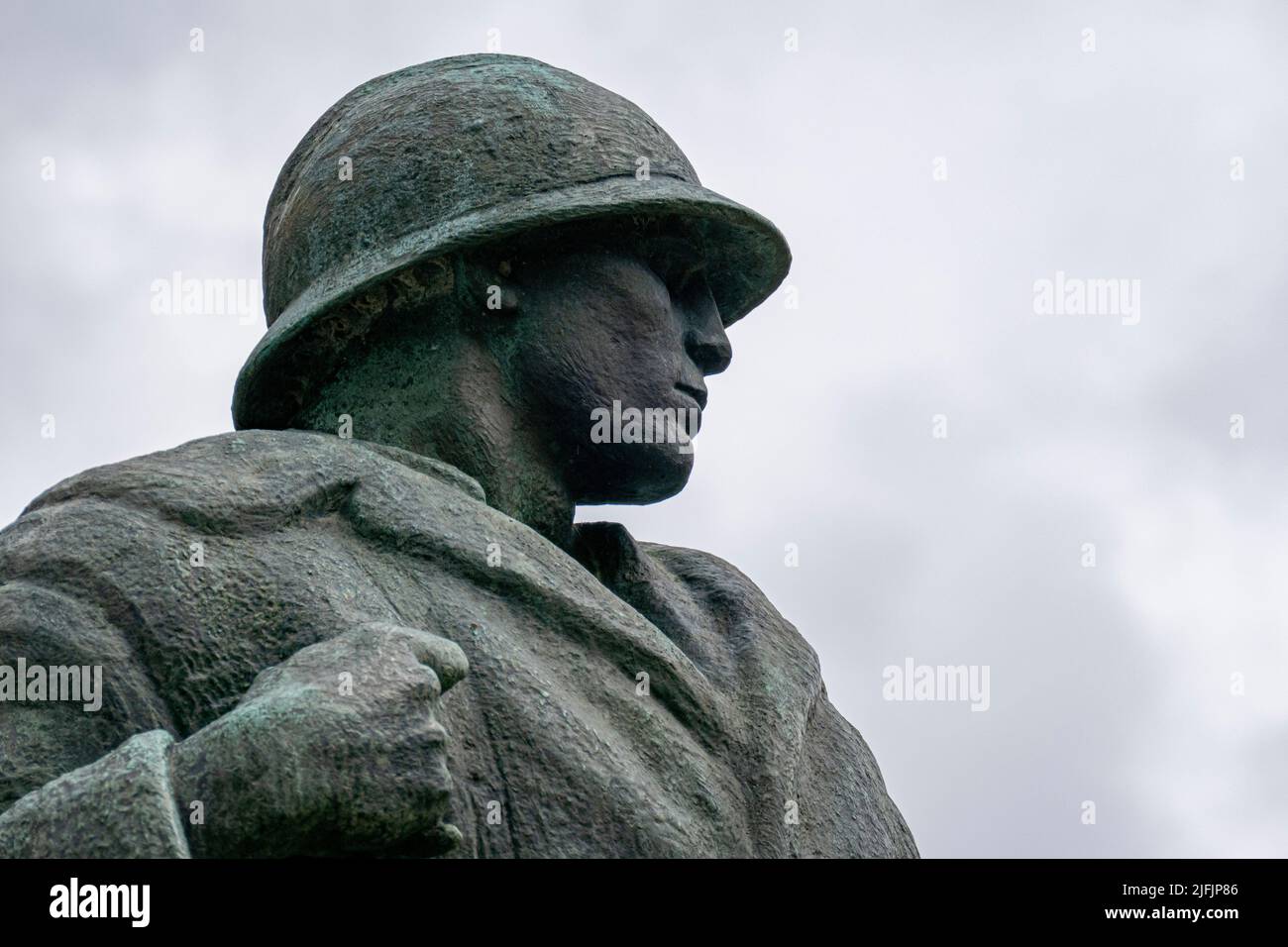 Eine Nahaufnahme einer Soldatenstatue, die im Hintergrund zum Himmel blickt Stockfoto