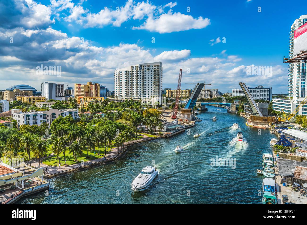 Miami River Water Open Brickell Avenue Bridge Gebäude Innenstadt Riverwalk Yachts Restaurants Miami Florida Stockfoto