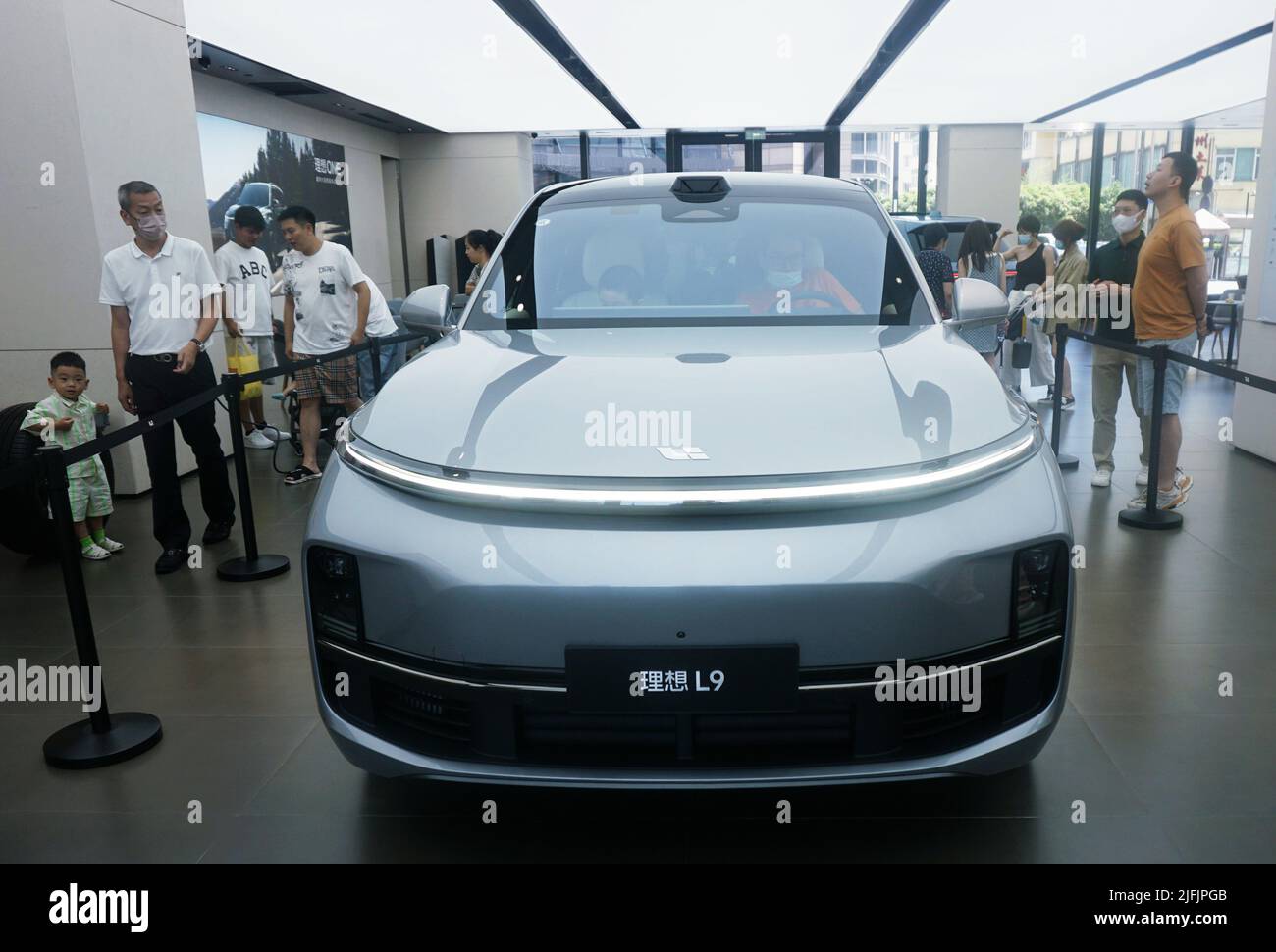 HANGZHOU, CHINA - 4. JULI 2022 - Ein Bürger blickt auf einen Li One L9 ...