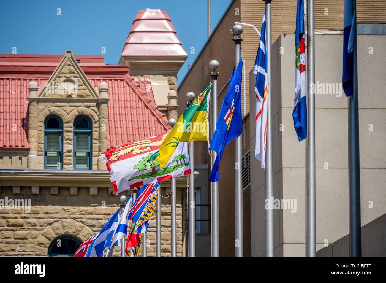 Im Windgasthof Calgary, Alberta, winken mehrere Provinzflaggen. Stockfoto