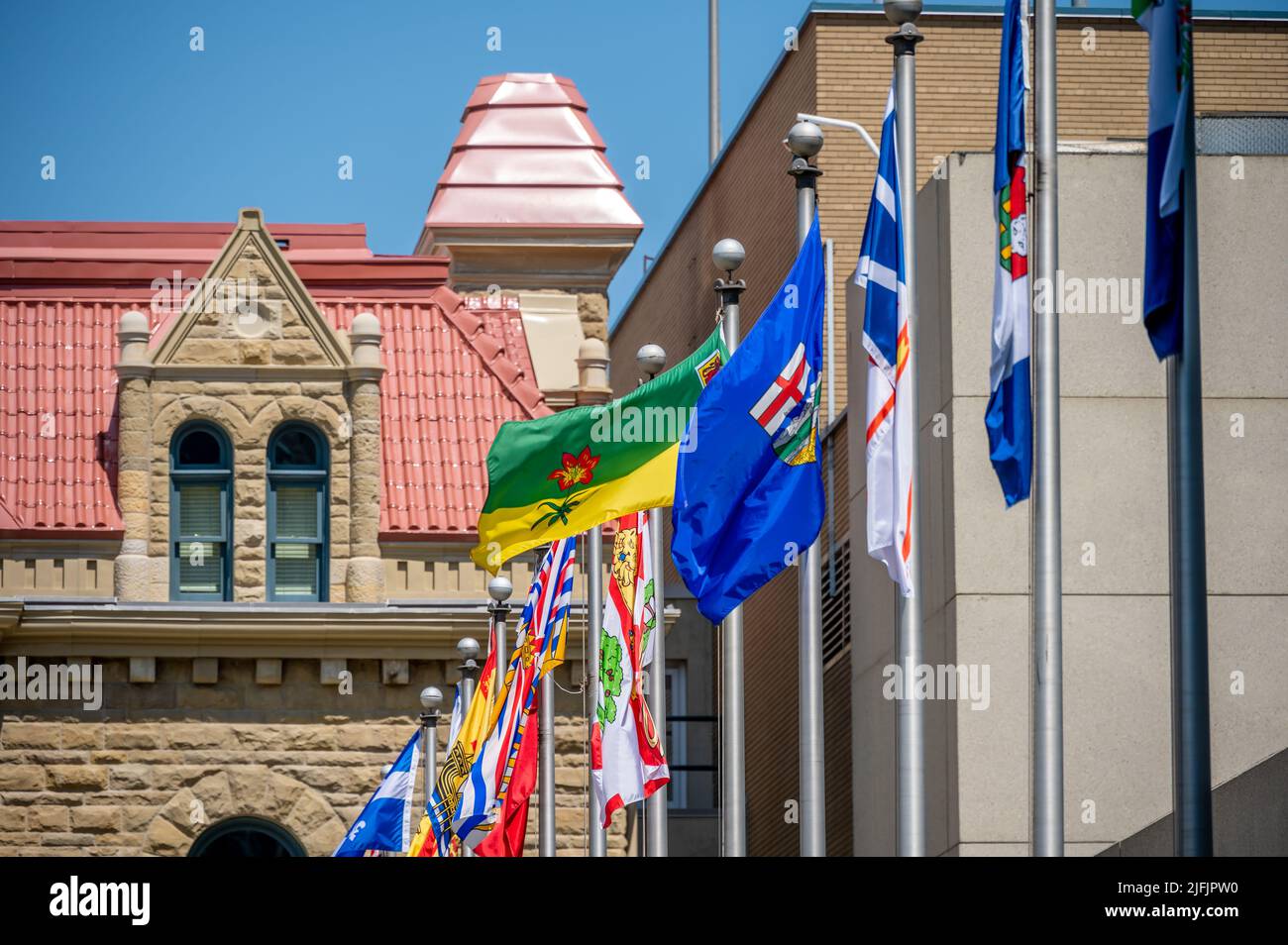 Im Windgasthof Calgary, Alberta, winken mehrere Provinzflaggen. Stockfoto