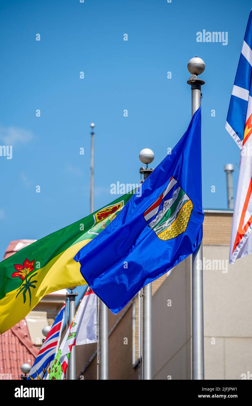 Im Windgasthof Calgary, Alberta, winken mehrere Provinzflaggen. Stockfoto