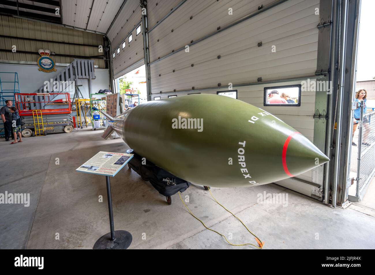 Nanton, Alberta - 2. Juli 2022: Grand Slam Bombe im Bomber Command Museum of Canada im ländlichen Alberta. Stockfoto