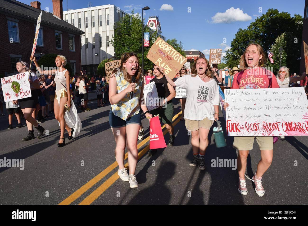 Frauen protestieren gegen das Urteil des Obersten Gerichtshofs der USA, mit dem Roe V. Wade in einer Parade am 4.. Juli in Montpelier, Vermont, USA (3. Juli) umgestartet wurde. Stockfoto