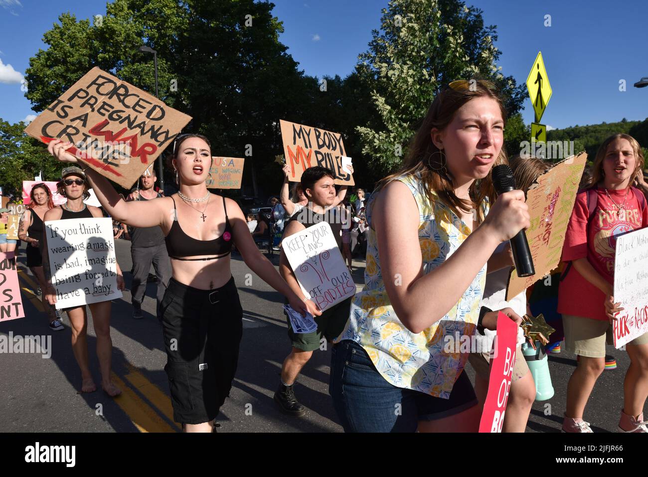 Frauen protestieren gegen das Urteil des Obersten Gerichtshofs der USA, mit dem Roe V. Wade in einer Parade am 4.. Juli in Montpelier, Vermont, USA (3. Juli) umgestartet wurde. Stockfoto