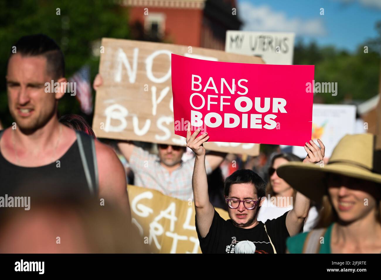 Frauen protestieren gegen das Urteil des Obersten Gerichtshofs der USA, mit dem Roe V. Wade in einer Parade am 4.. Juli in Montpelier, Vermont, USA (3. Juli) umgestartet wurde. Stockfoto