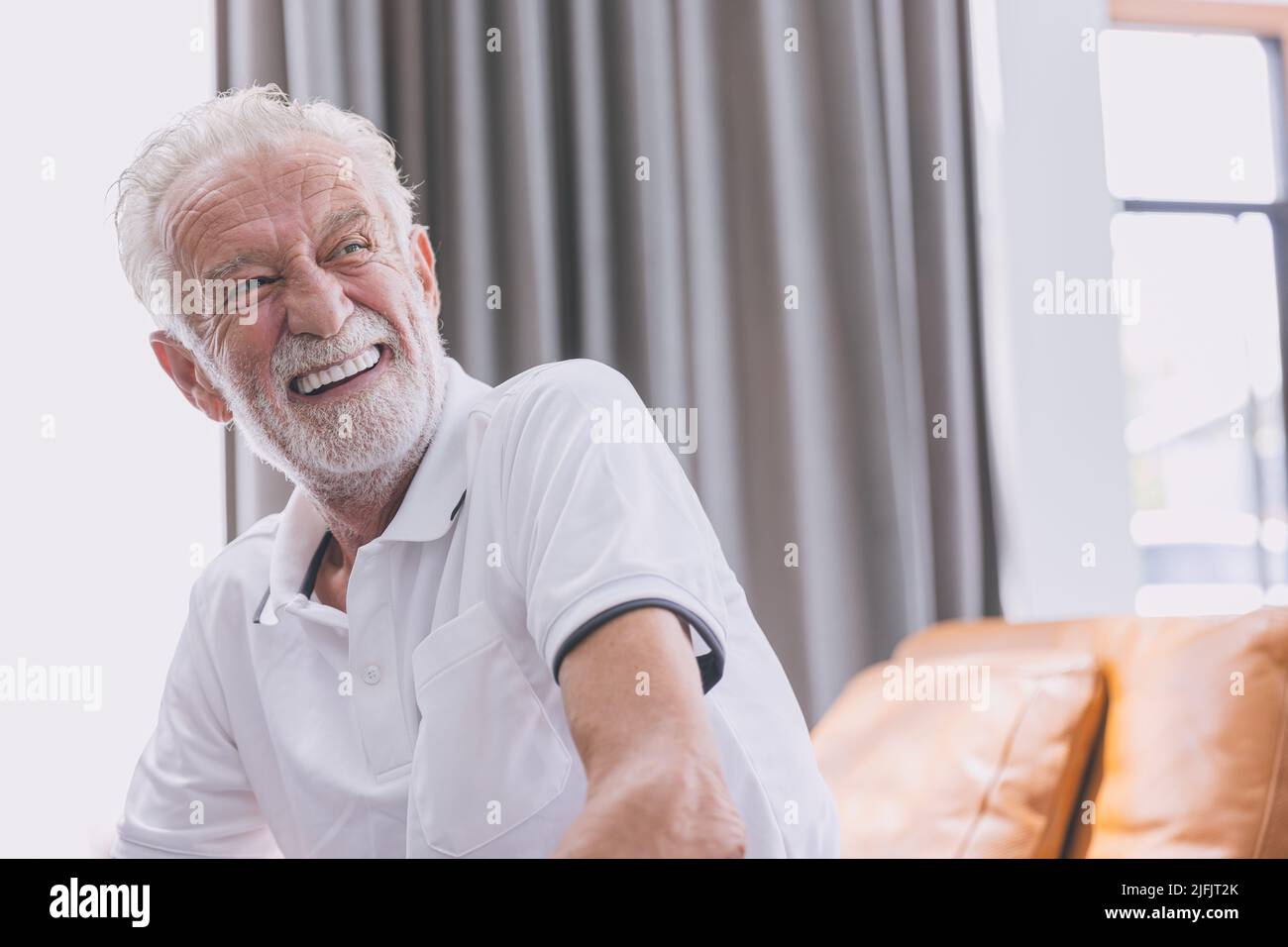 Glücklicher älterer Mann gesunder Senior selbstbewusstes Lächeln mit schönen weißen Zähnen aus Prothesenprothetik. Stockfoto
