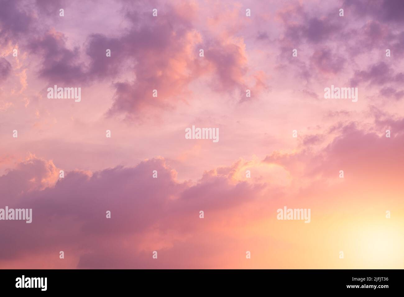 Wunderschöne Skyline im Sommer farbenfrohe lila Himmel Wolke Sonnenuntergang oder Morgensonne Guten Tag. Stockfoto