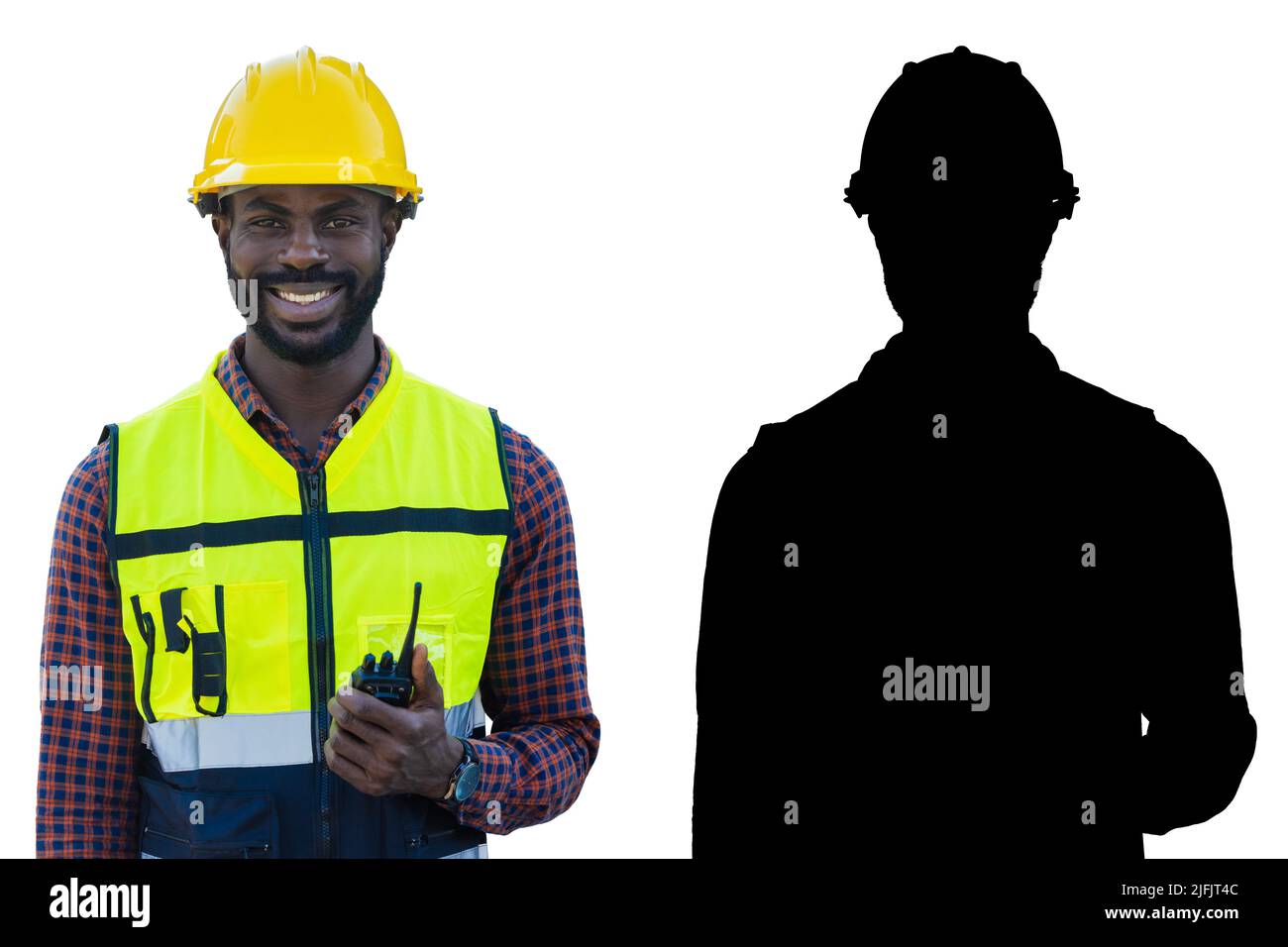 Schwarzer Arbeiter afrikanischer männlicher Ingenieur-Vorarbeiter mit Radio glücklich lächelnd isoliert auf weißem Hintergrund Stockfoto