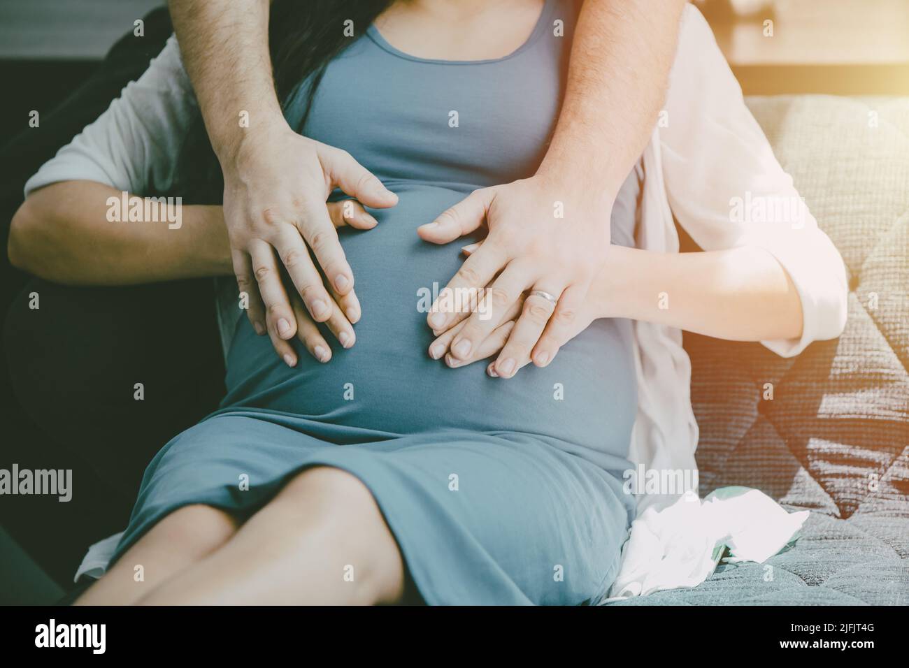 Schwangerschaft Frau Mutterschaft neues Baby Mutter mit Ehemann Handschutz für die Liebe Pflege neue Familie Konzept zu schützen. Stockfoto