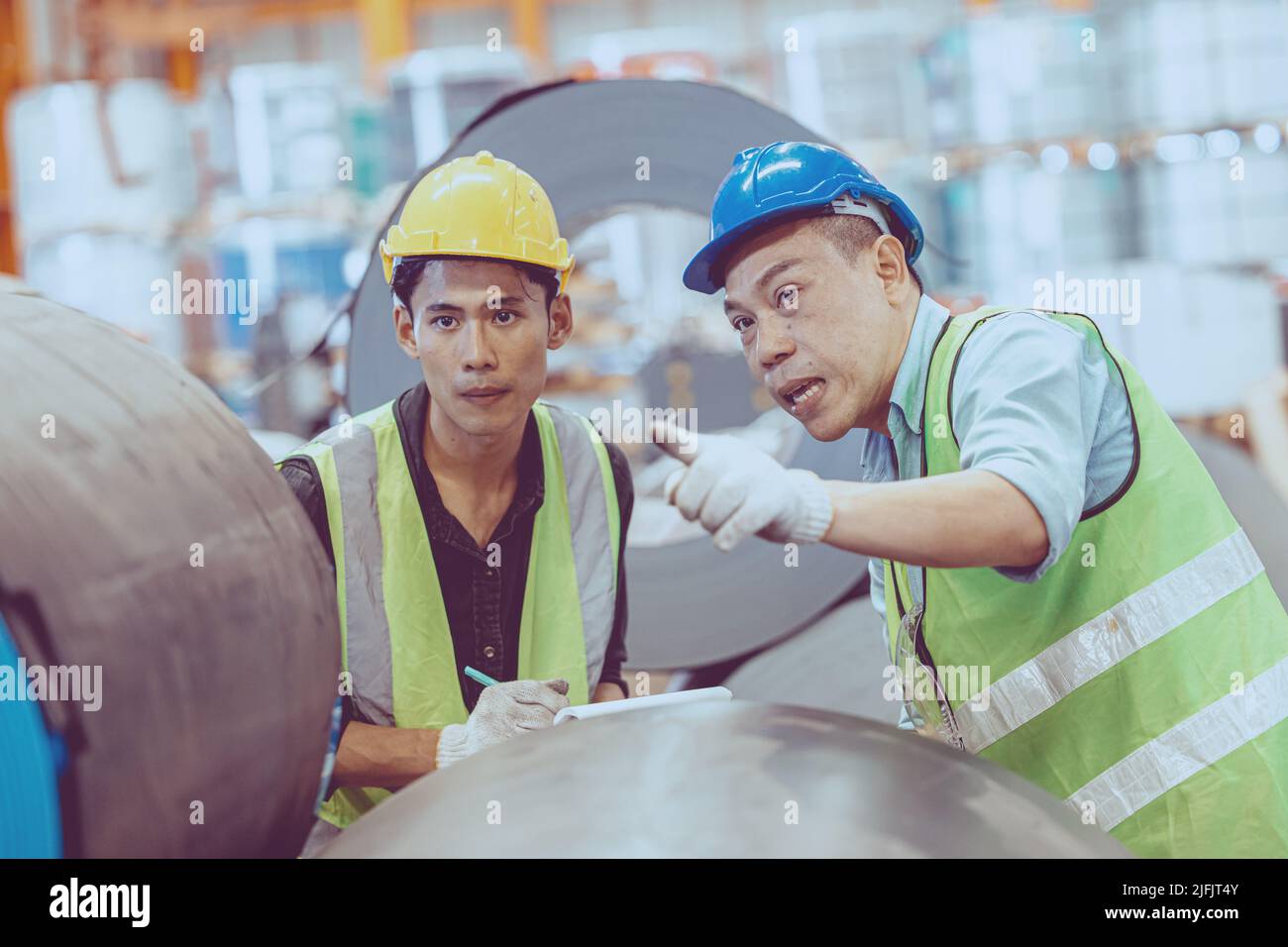 Schwerindustrie Arbeiter Arbeiter-Service-Team arbeitet in der Metallfabrik. Stockfoto
