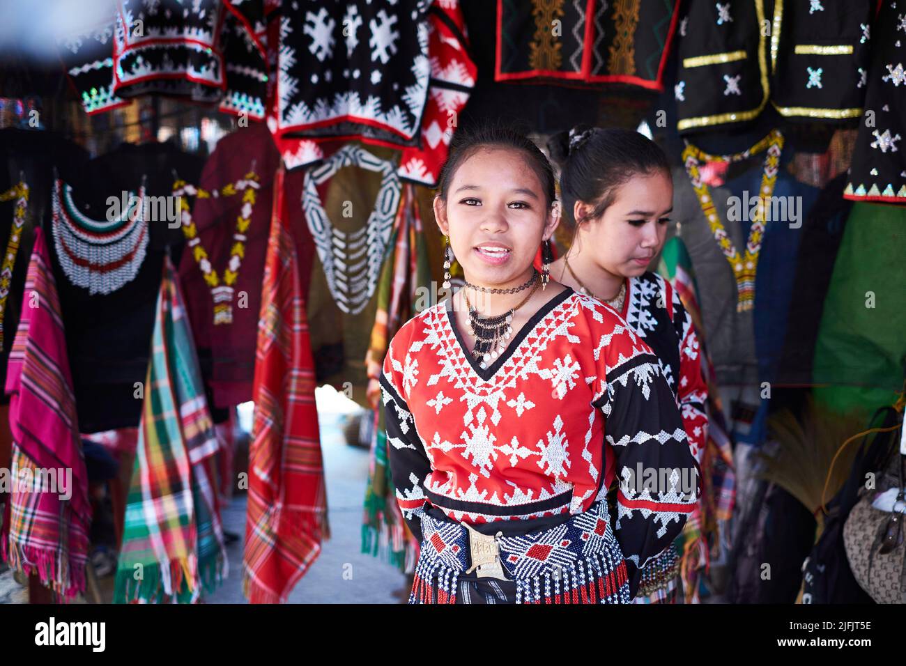 Koronadal, PH - 16. Juli 2016: Junge T'boli Mädchen tragen traditionelle Kleidung namens 'Kegal T'boli' und verkaufen traditionelle Kleidung und Accessoires Stockfoto