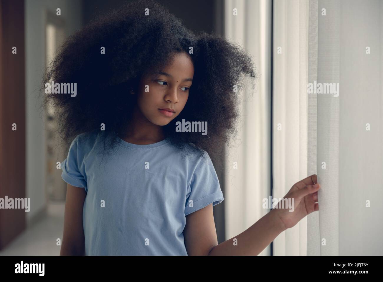 Einsames schwarzes Teenager-Mädchen allein zu Hause Pflege depressiv psychisch krank von Kindesmissbrauch häusliche Gewalt Problem verlassen. Stockfoto