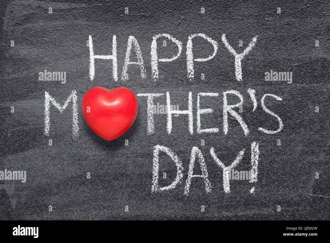 Happy Mother's Day Ausruf geschrieben auf Tafel mit rotem Herzsymbol Stockfoto