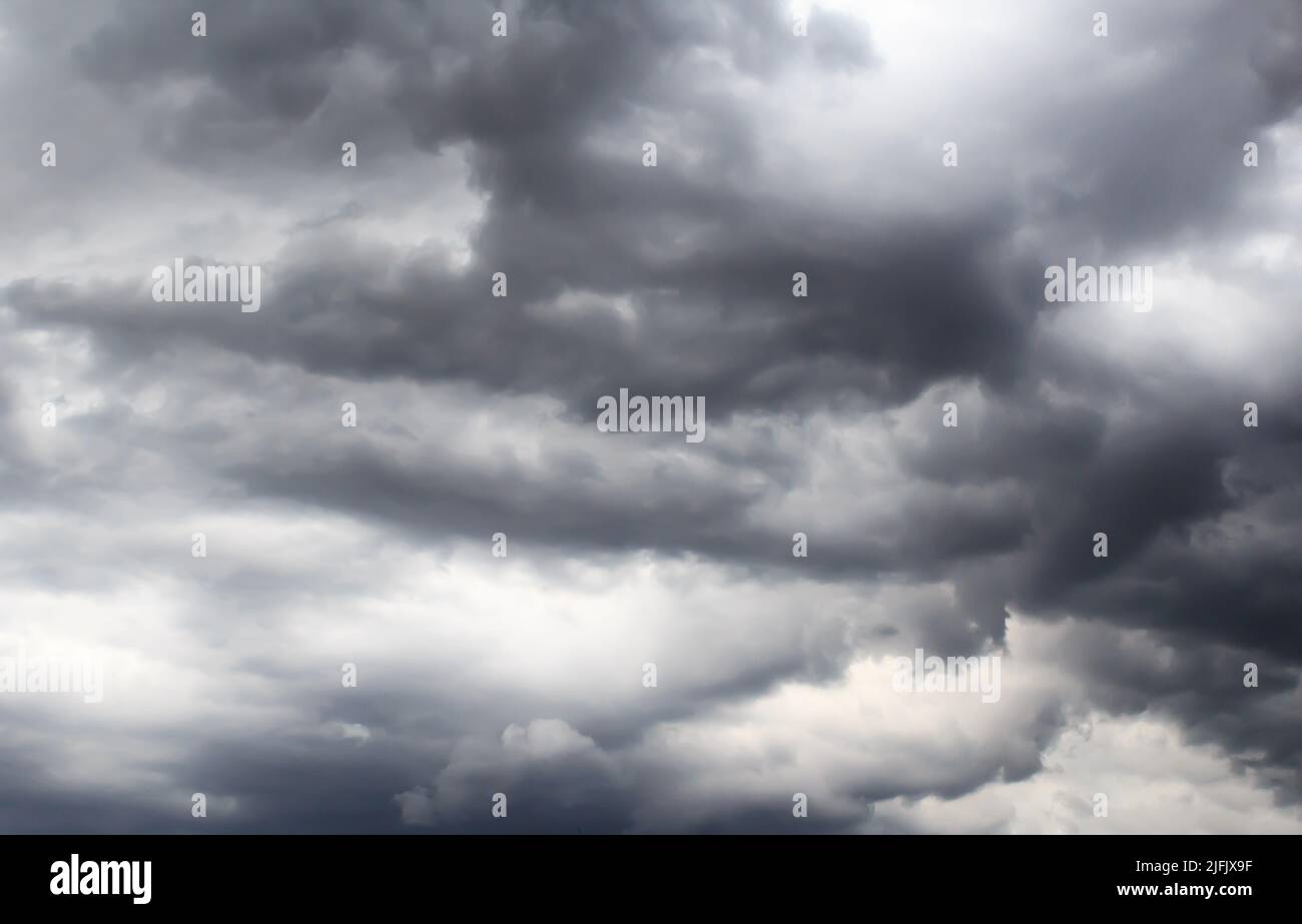 Dunkle Sturmwolken vor Regen, mit seltsamen Wolkenformen Stockfoto