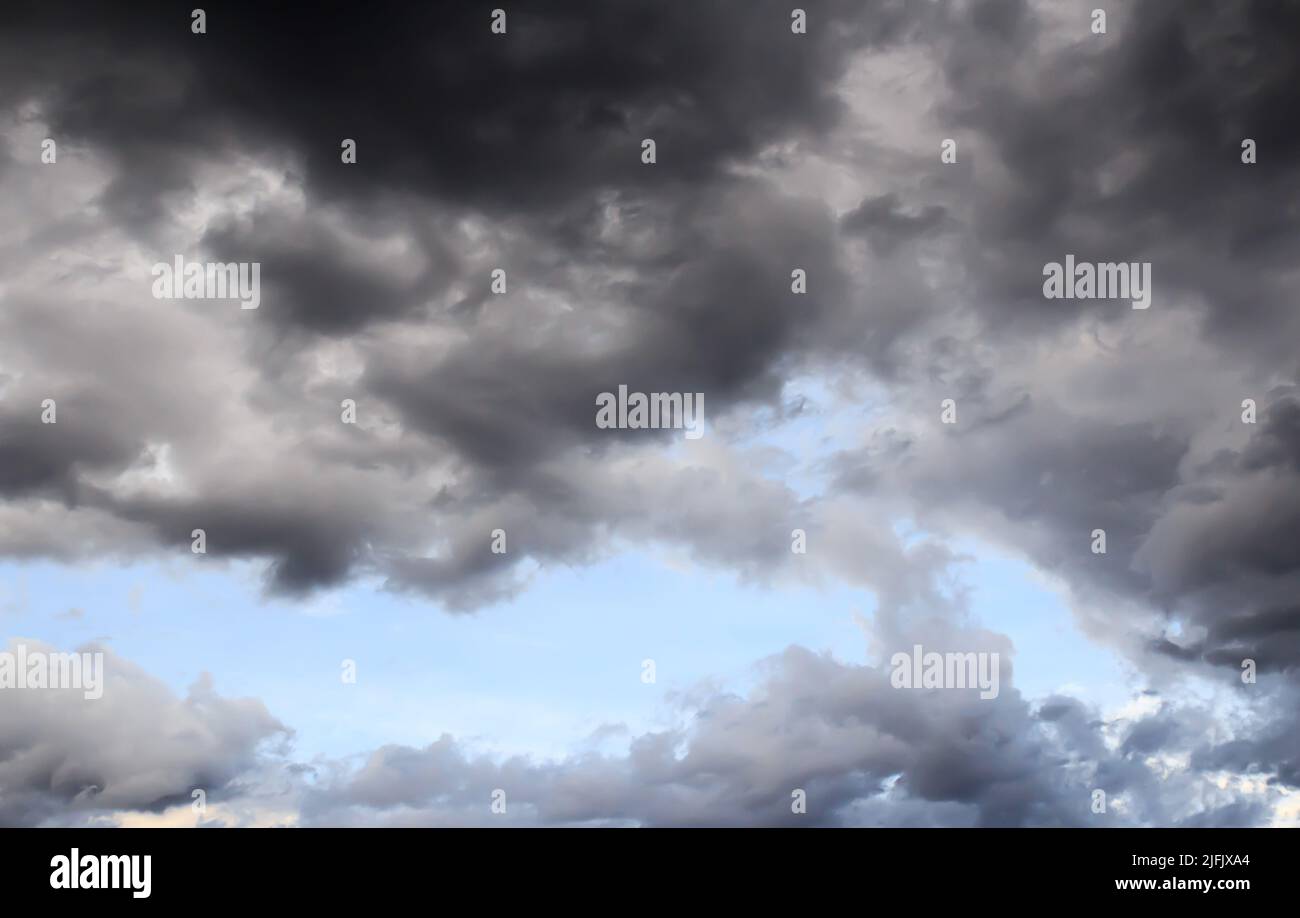 Dunkle Sturmwolken vor Regen, mit seltsamen Wolkenformen Stockfoto