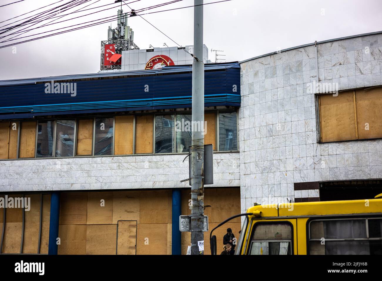 KIEW, UKRAINE - 22. MAI 2022: Bürogebäude in der Nähe der U-Bahn-Station Lukyanivska, das am 15. Stockfoto