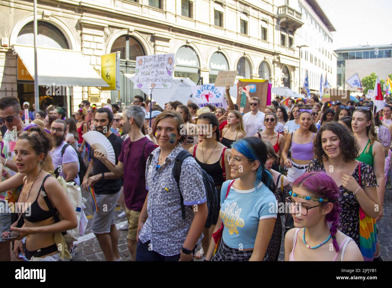 Padua, Italien. 03.. Juli 2022. Padova Pride 2022 - Corpi in Rivolta 3 Luglio 2022Corpi in Rivolta - Padua Pride 2022. Sonntag, 3. Juli, eine großartige Veranstaltung, an der viele junge Menschen teilnehmen. An der Spitze der Prozession steht der italienische Abgeordnete Alessandro Zan, Autor des Gesetzentwurfs gegen Homotransphobie (Foto: Mimmo Lamacchia/Pacific Press) Quelle: Pacific Press Media Production Corp./Alamy Live News Stockfoto