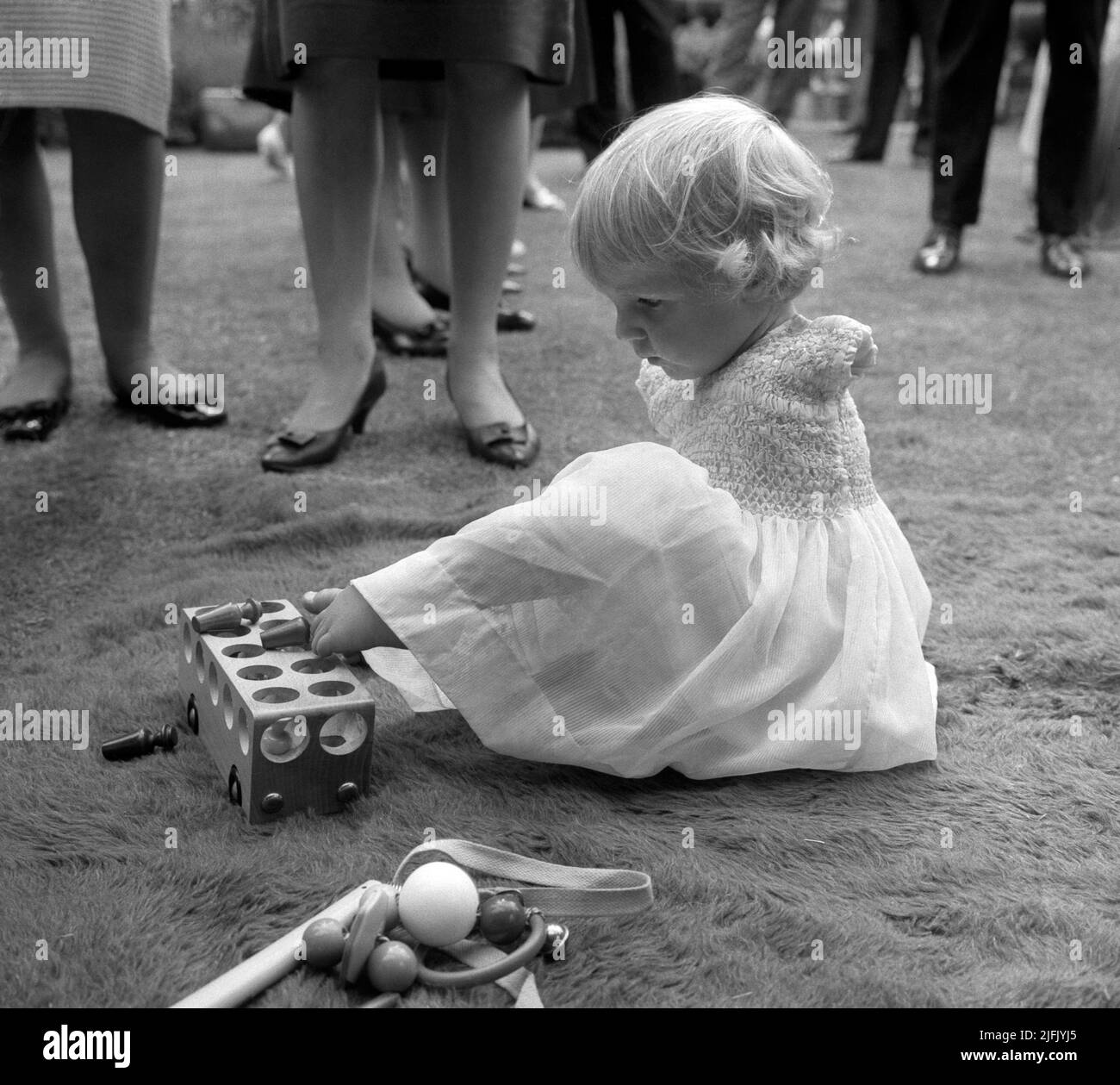 Aktenfoto vom 24/7/1963 von Phillipa Bradbourne, einem Thalidomid-Baby, das ohne Waffen auf einer Party in Hamilton Terrace, London, geboren wurde, um den ersten Jahrestag des Lady Hoare Thalidomide Appells zu begehen. In Schottland lebende Thalidomid-Überlebende sollen lebenslange finanzielle Unterstützung von der schottischen Regierung erhalten. Gesundheitsminister Humza Yousaf sagte, er hoffe, dass das „lebenslange Engagement“ den Betroffenen eine Beruhigung geben würde. Derzeit gibt es 50 bekannte Überlebende der Droge in Schottland, von denen die meisten jetzt 60s Jahre alt sind. Ausgabedatum: Montag, 4. Juli 2022. Stockfoto