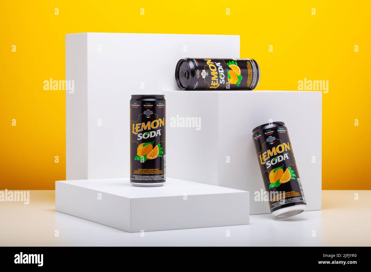 Prag, Tschechische Republik - 7, Juni 2022: Drei Dosen Zitronensoda-Mineralwasser auf gelbem Grund Stockfoto