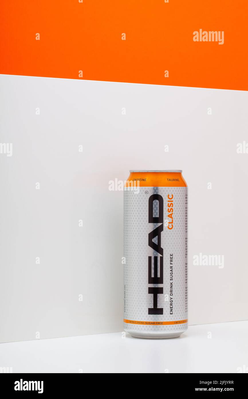 Prag, Tschechische Republik - 23, März 2022: HEAD CLASSIC Energy Drink auf weißem Hintergrund. HEAD Energy Drinks enthalten Koffein und Taurin, die stimulierenden Stockfoto