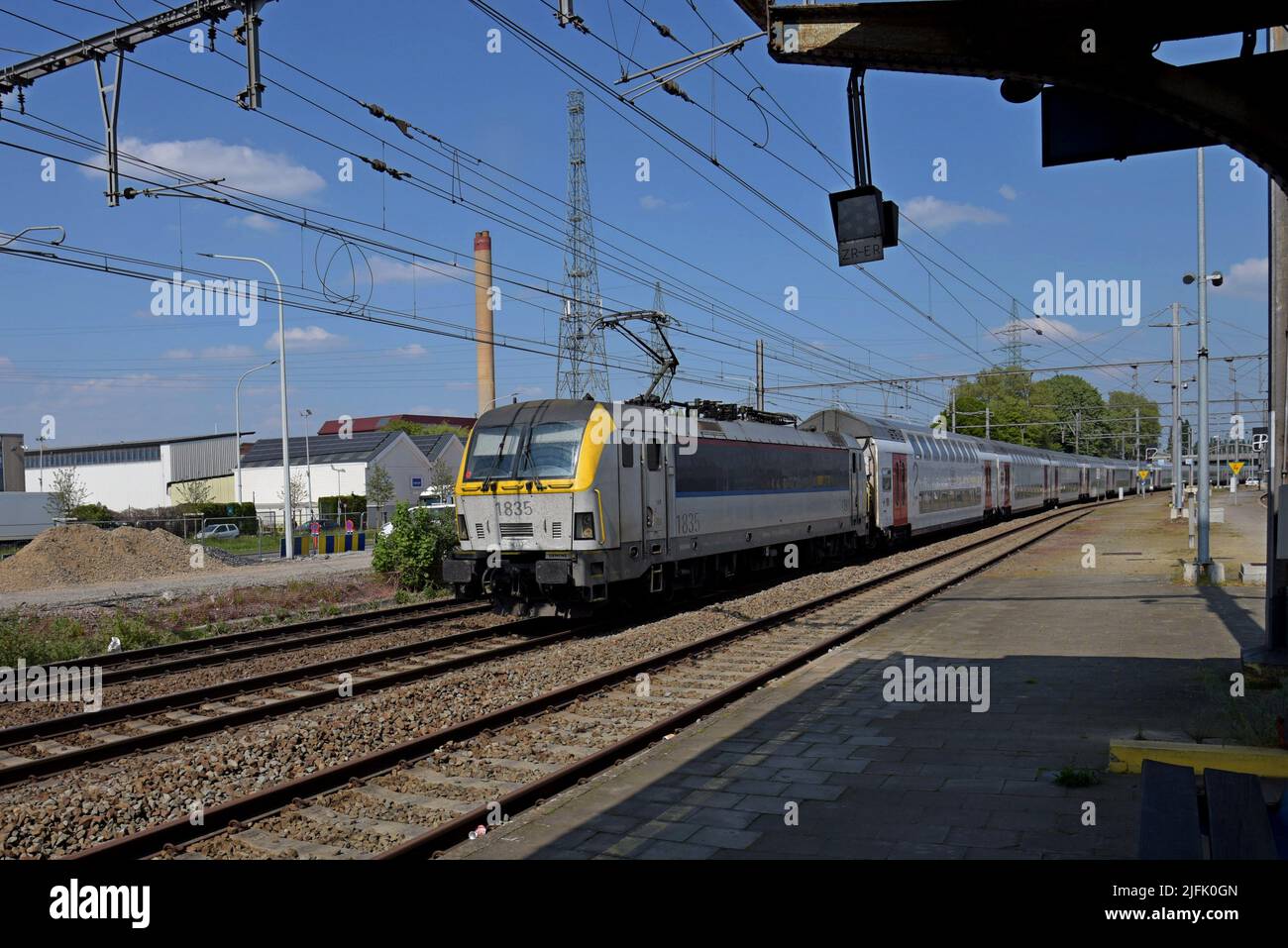 Lokomotive der belgischen Eisenbahn der Baureihe 18 (Siemens) am Bahnhof Scharbeek, Brüssel, Belgien Stockfoto