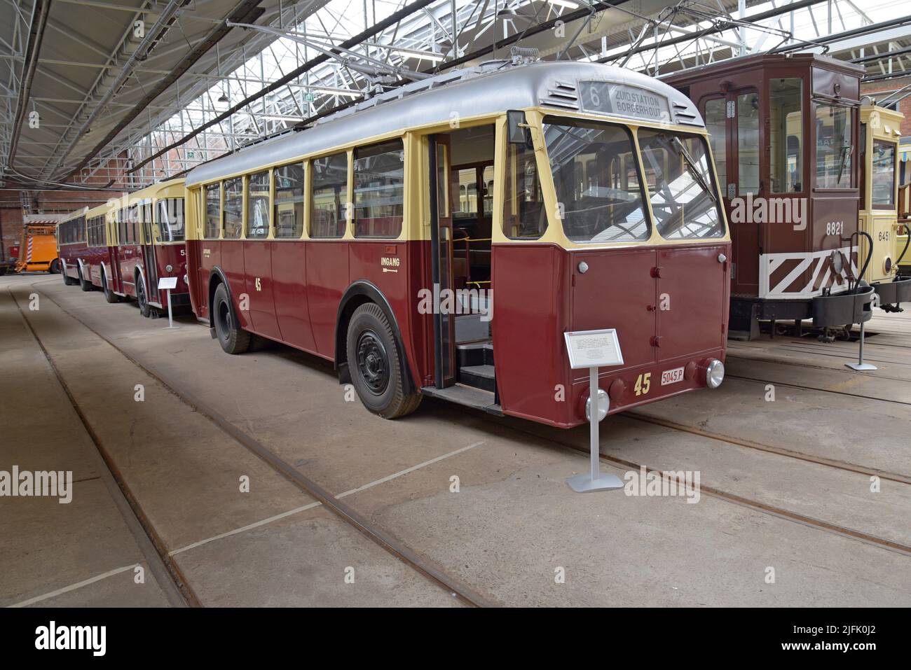 Oldtimer-Bus in der Ausstellung im Antwerpener Tram Museum, Belgien Stockfoto