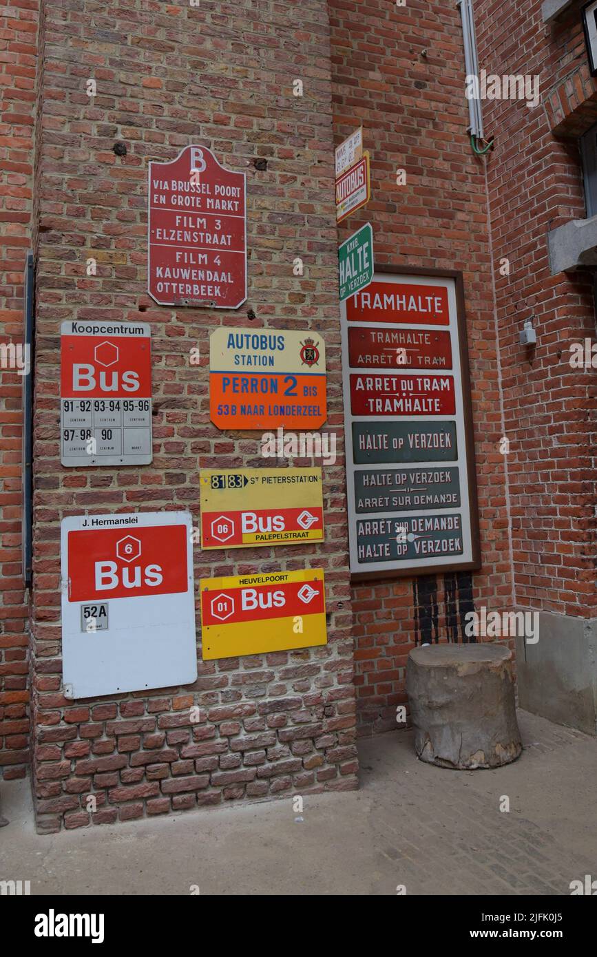 Eine Auswahl an alten Tram- und Bushaltestellen am Antwertp Tram Museum, Belgien Stockfoto