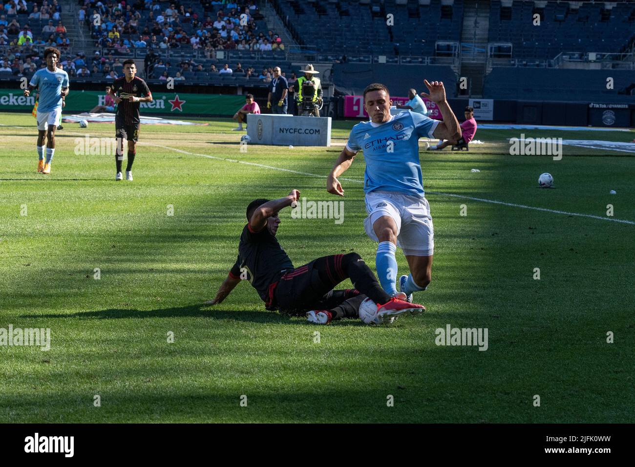 New York, New York, USA. 3.. Juli 2022. Malte Amudsen (12) vom NYCFC und Santiago Sosa (5) von Atlanta United kämpfen während des regulären MLS-Spiels im Yankee-Stadion um den Ball. Spiel endete in der Ziehung 2 - 2 (Bild: © Lev Radin/Pacific Press via ZUMA Press Wire) Bild: ZUMA Press, Inc./Alamy Live News Stockfoto