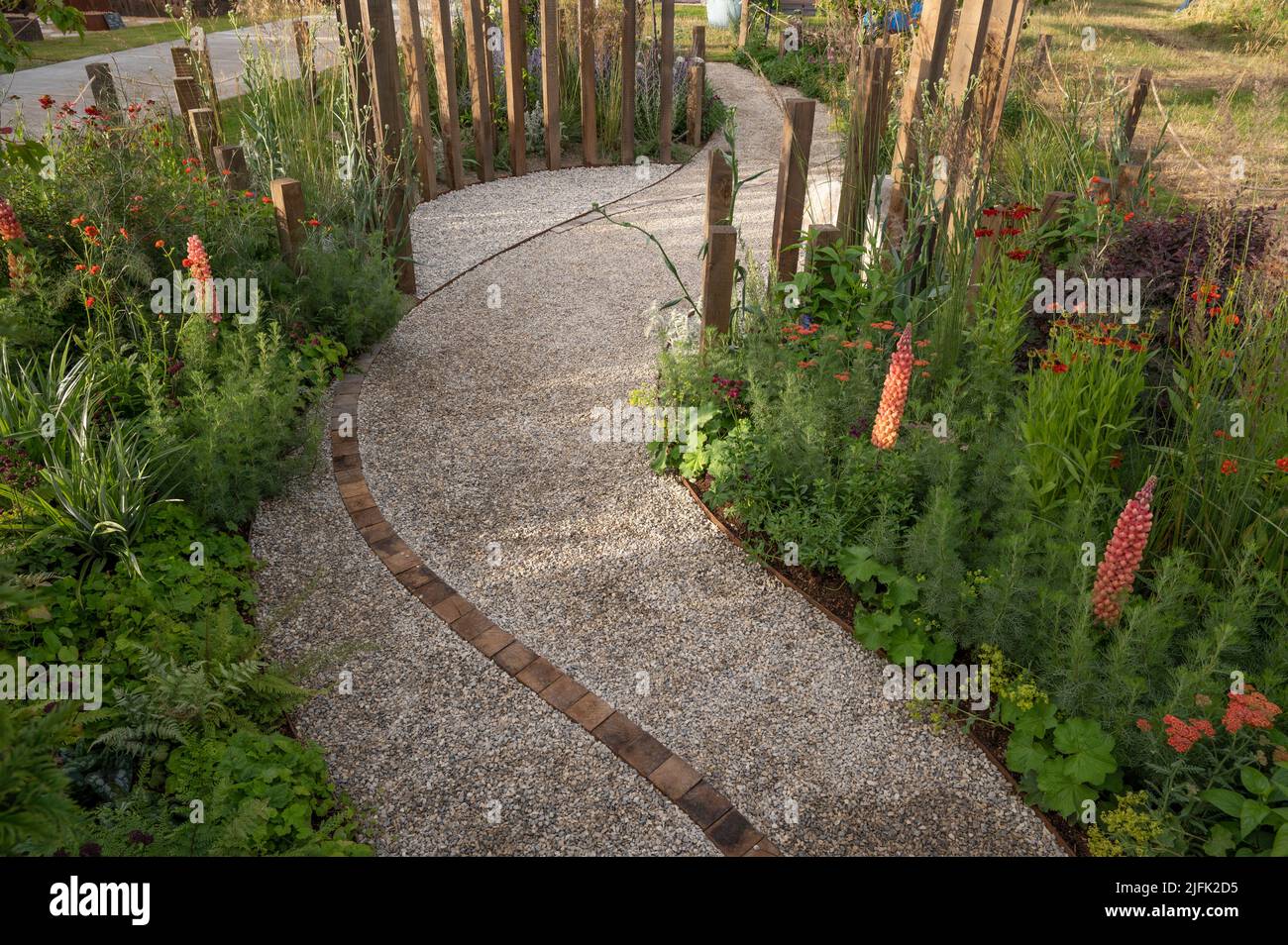 Hampton Court Palace, Surrey, Großbritannien. 4. Juli 2022. RHS Hampton Court Palace Garden Festival Pressetag für die größte Blumenschau der Welt, die bis zum 9. Juli 2022 stattfindet. Bild: Global Impact Garden: A Journey, in Zusammenarbeit mit der von Katherine Holland entworfenen Person, erzählt eine Geschichte über die Bandbreite an Gedanken und Emotionen, mit denen wir konfrontiert sind, wenn wir Trauer erleben, und ist darauf ausgelegt, Gespräche zu fördern, um diejenigen zu unterstützen, die trauern, und die Menschen, die ihnen nahe stehen. Quelle: Malcolm Park/Alamy Live News Stockfoto