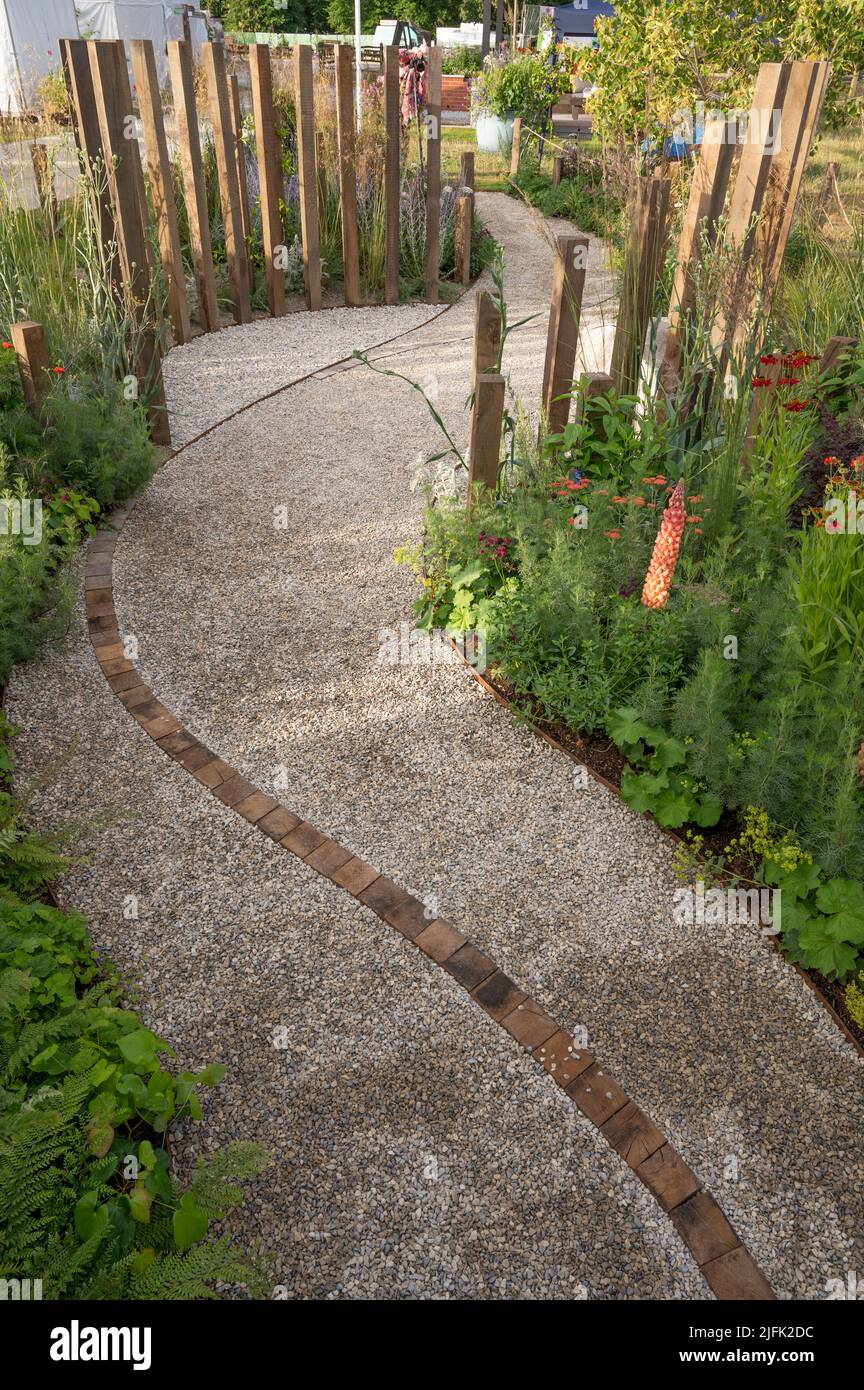 Hampton Court Palace, Surrey, Großbritannien. 4. Juli 2022. RHS Hampton Court Palace Garden Festival Pressetag für die größte Blumenschau der Welt, die bis zum 9. Juli 2022 stattfindet. Bild: Global Impact Garden: A Journey, in Zusammenarbeit mit der von Katherine Holland entworfenen Person, erzählt eine Geschichte über die Bandbreite an Gedanken und Emotionen, mit denen wir konfrontiert sind, wenn wir Trauer erleben, und ist darauf ausgelegt, Gespräche zu fördern, um diejenigen zu unterstützen, die trauern, und die Menschen, die ihnen nahe stehen. Quelle: Malcolm Park/Alamy Live News Stockfoto