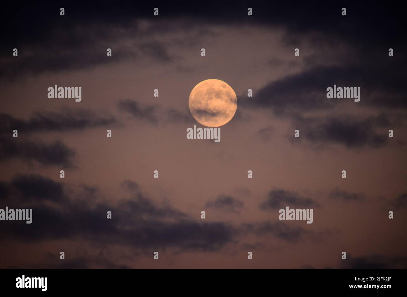 Mond Nahaufnahme zeigt die Details der Mondoberfläche. Stockfoto