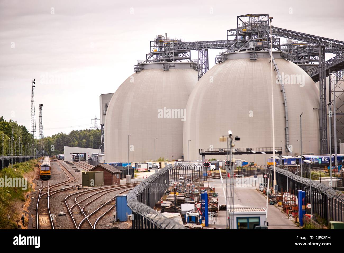 Das Kraftwerk Drax ist ein großes Biomassekraftwerk in North Yorkshire, England, das Biomassespeicherkuppeln, die per Bahn versorgt werden, darstellt Stockfoto