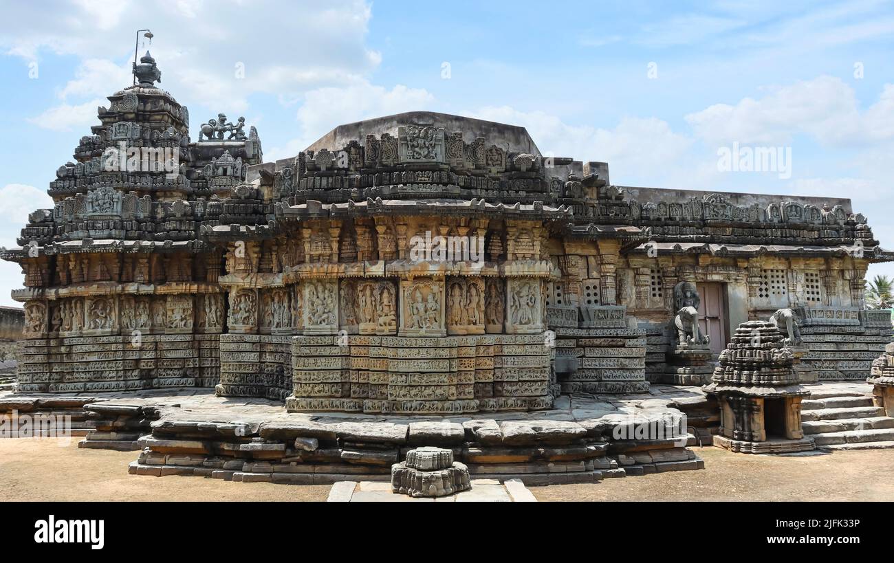 Rückansicht des Mallikarjuna-Tempels, erbaut 1234 von Harihara Nayaka, einem Kommandanten unter dem Hoysala-König Vira Narasimha II, Basaralu, Mandya, Karnataka Stockfoto