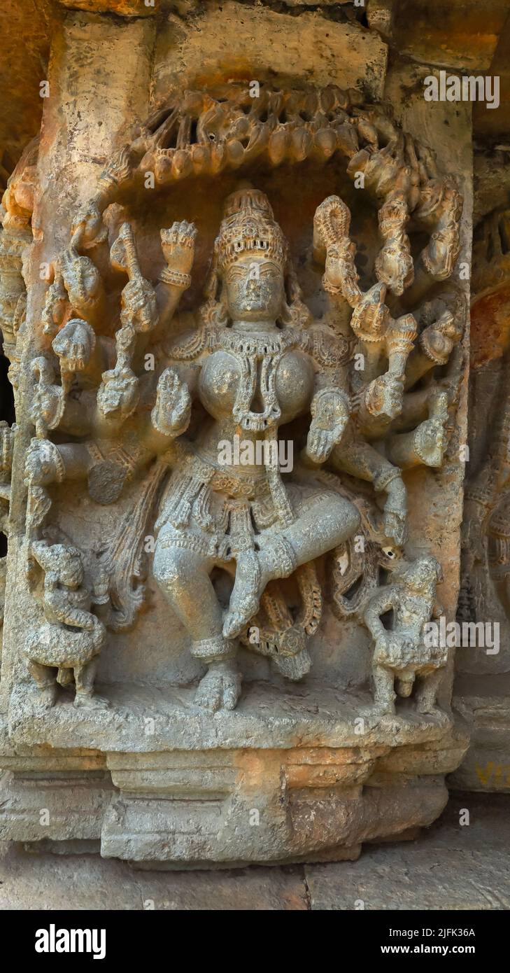 Skulptur der Göttin Durga mit zweiundzwanzig Händen, Mallikarjuna Tempel, Basaralu, Mandya, Karnataka, Indien. Stockfoto