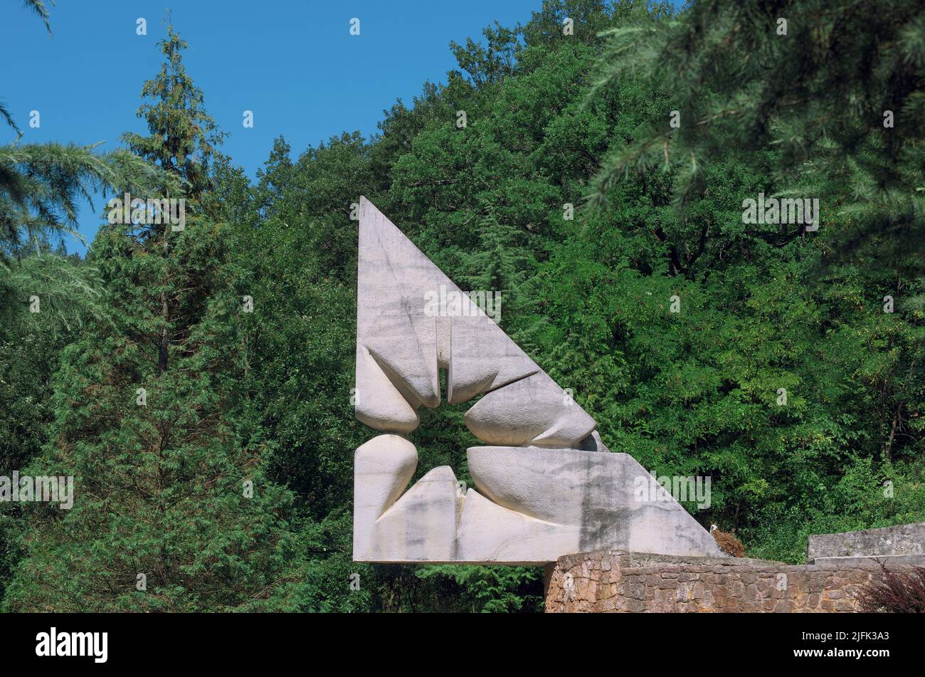 gedenkstätte Blume im Stein: Katastrophendenkmal der Resava-Mine in Vodna, Zentralserbien. Im Jahr 1984 ereignete sich bei der Resava-Kohle eine Minenkatastrophe Stockfoto