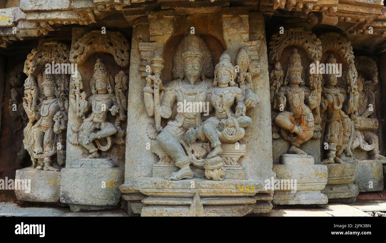 Schnitzereien von Lord Vishnu, Göttin Lakshmi und anderen Hindu-Göttern, Mallikarjuna Tempel, Basalu, Mandya, Karnataka. Stockfoto