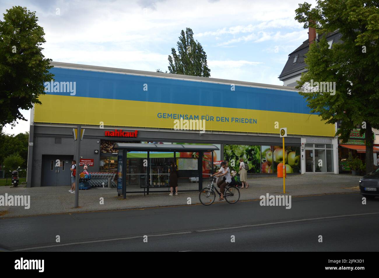 Berlin, Deutschland - 24. Juni 2022 - 'gemeinsam für den Frieden' - riesige ukrainische Flagge in der Drakestraße in Lichterfelde West. (Foto von Markku Rainer Peltonen) Stockfoto