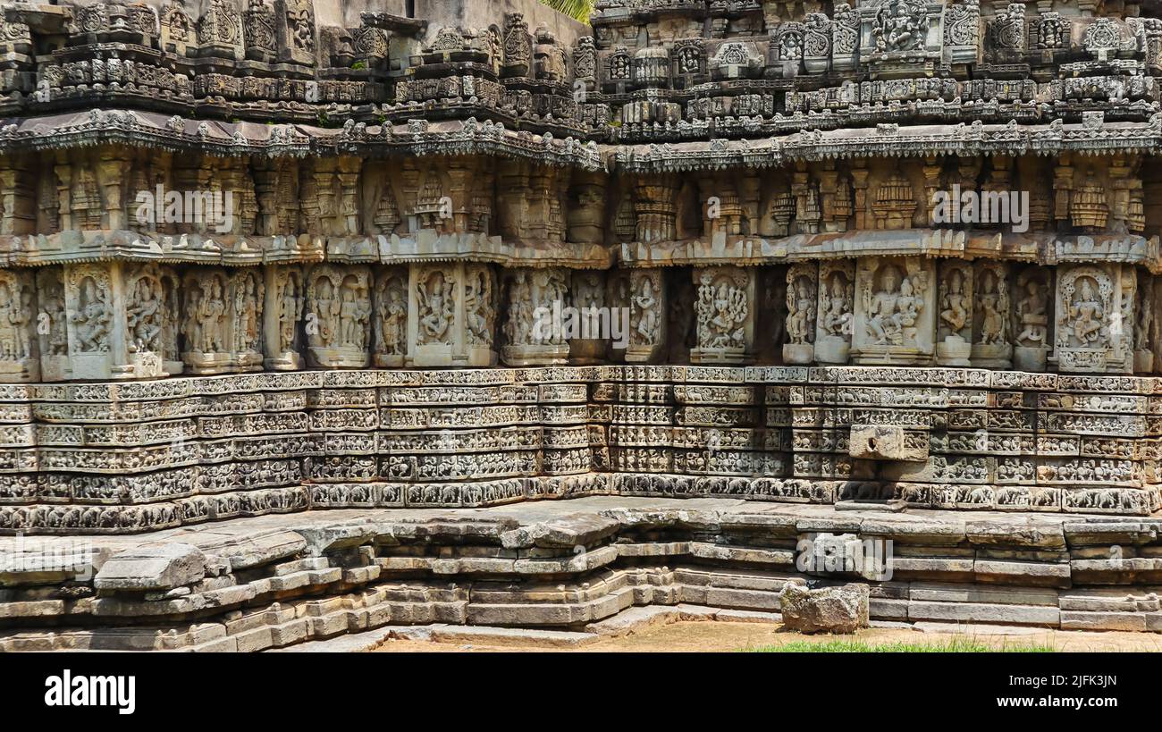 Schnitzereien des hinduistischen Gottes und der Göttin an der Rückwand des Mallikarjuna-Tempels, Basaralu, Mandya, Karnataka, Indien. Stockfoto