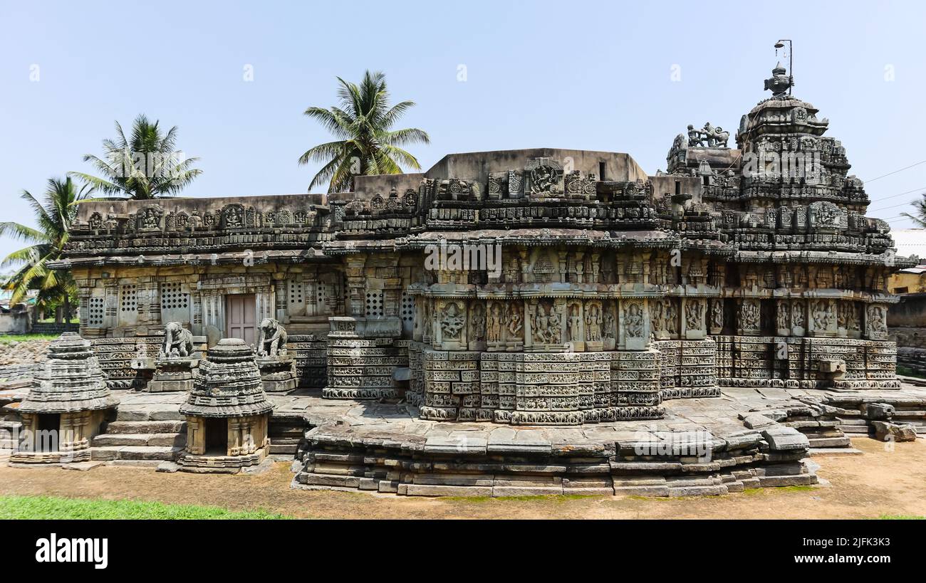 Schnitzereien des hinduistischen Gottes und der Göttin auf dem Mallikarjuna Tempel, Basaralu, Mandya, Karnataka, Indien. Stockfoto