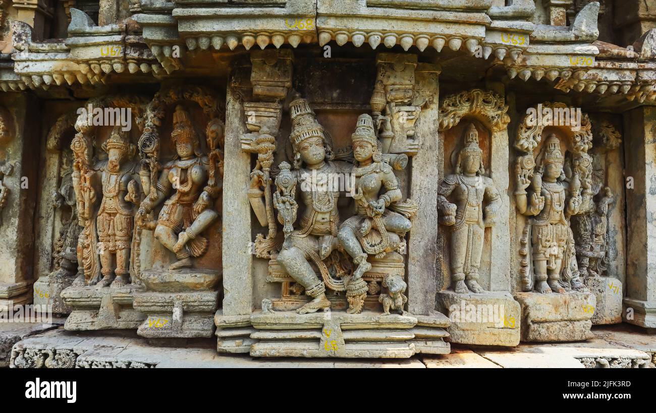 Schnitzereien des hinduistischen Gottes und der Göttin auf dem Mallikarjuna Tempel, Basaralu, Mandya, Karnataka, Indien. Stockfoto